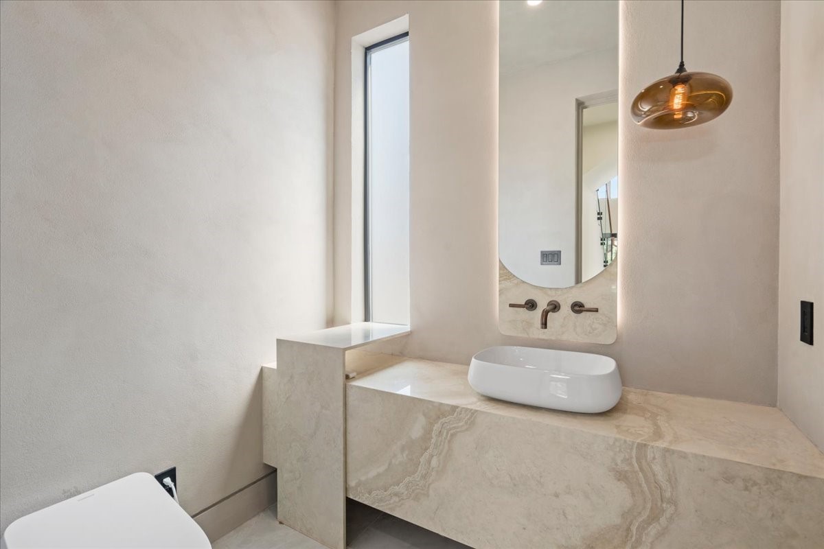 827 Bunker Hill Road Houston, TX 77024 - Photo 22 of 49 First floor powder room