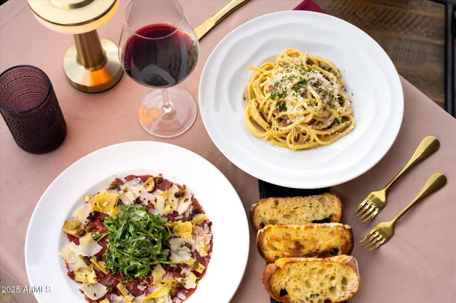 a room with lots of tables and chairs