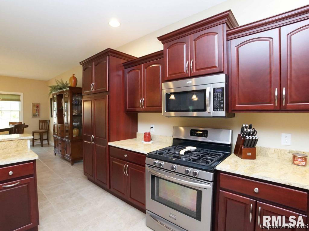 1817 Interlacken Road Springfield, IL 62704 - Photo 8 of 34