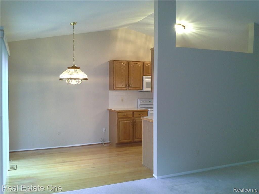 170 Pine Tree Ridge Waterford, MI 48327 - Photo 12 of 63