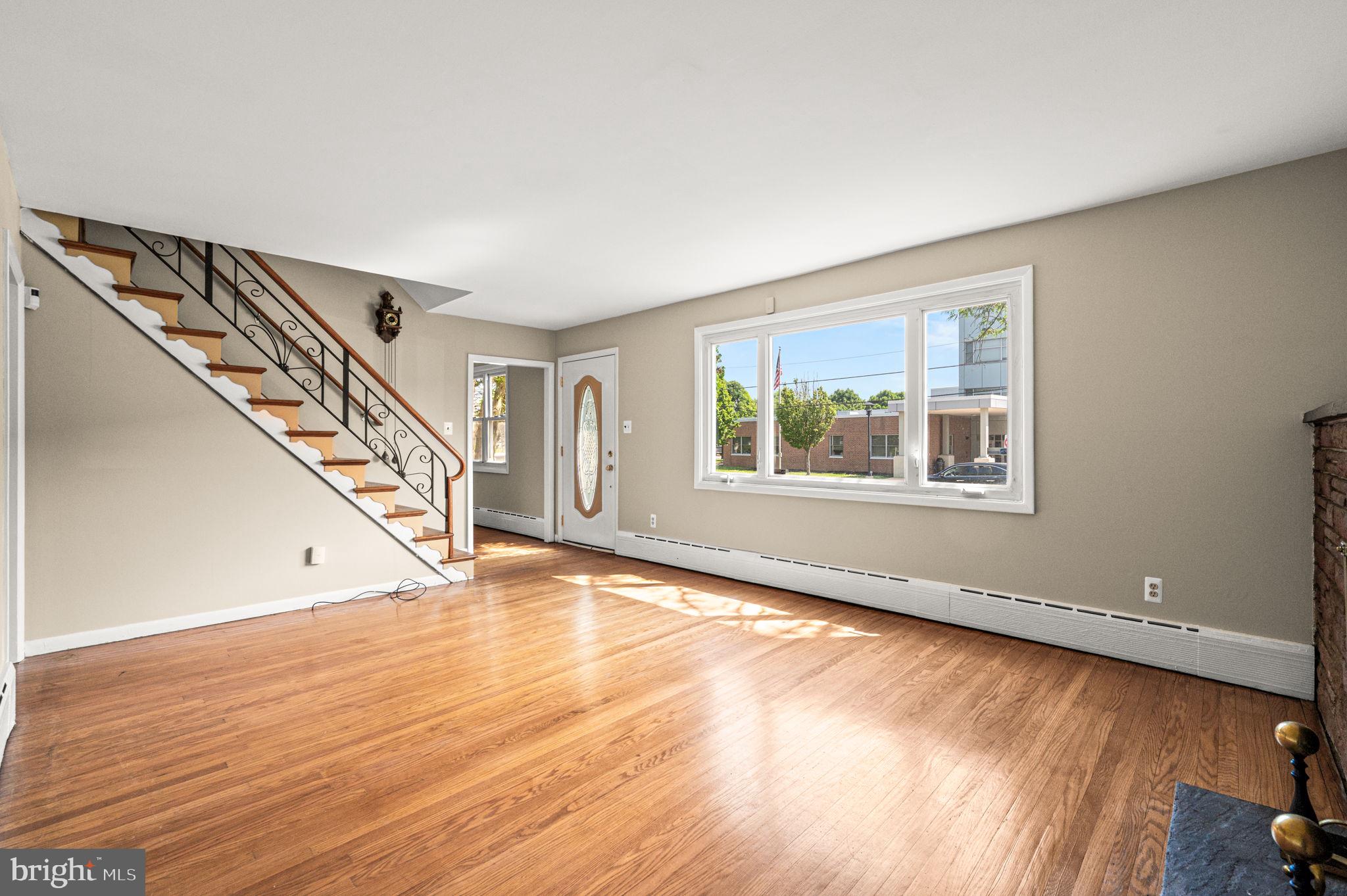 640 South Eagle Road Havertown, PA 19083 - Photo 7 of 31 Living Room