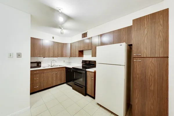 $179,000 | 1567 Ridge Avenue, Unit 406, Evanston, IL 60201
