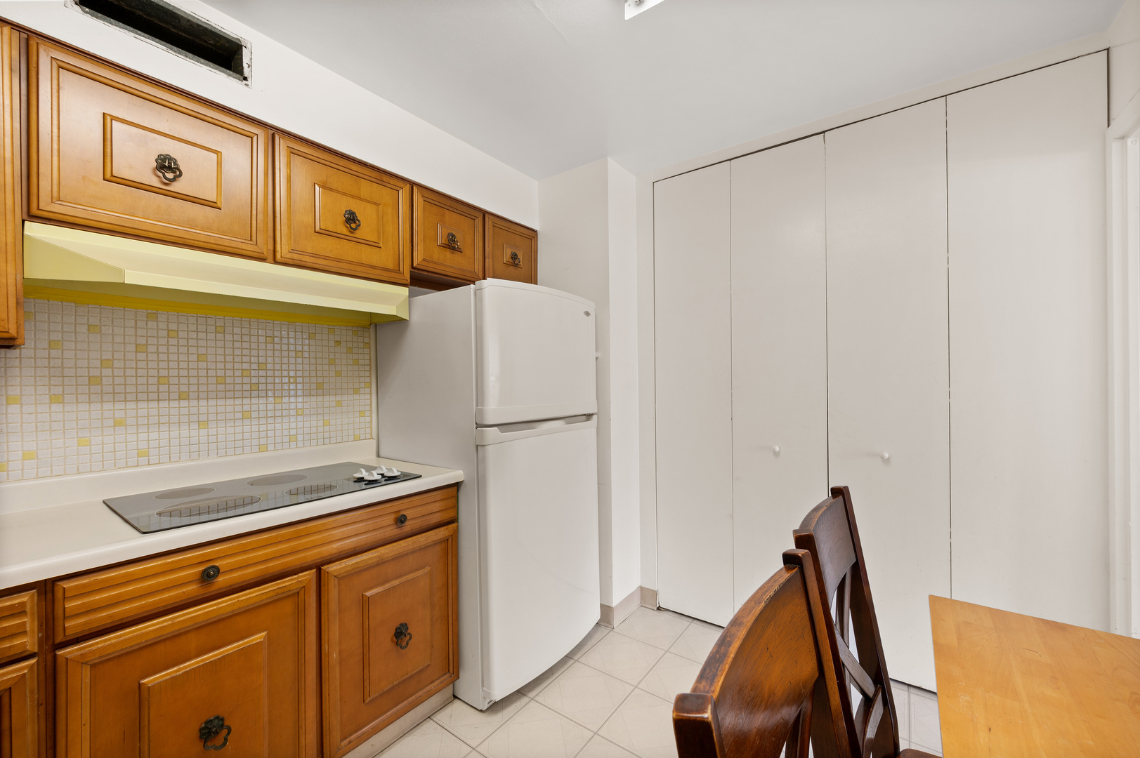 5855 North Sheridan Road, Unit 10G Chicago, IL 60660 - Photo 11 of 31 a kitchen with stainless steel appliances a refrigerator and a stove