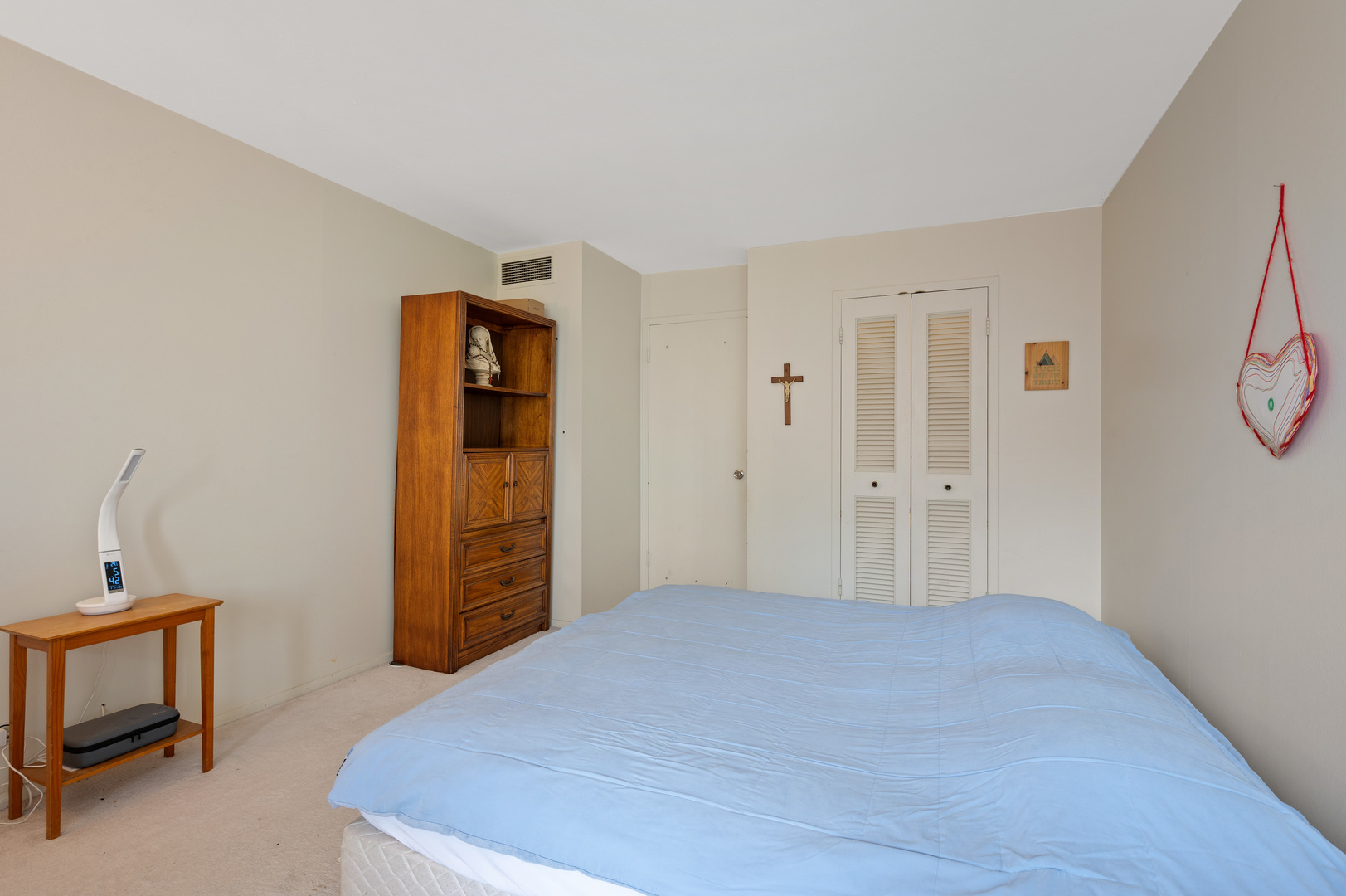 5855 North Sheridan Road, Unit 10G Chicago, IL 60660 - Photo 14 of 31 a bedroom with a bed and a chair