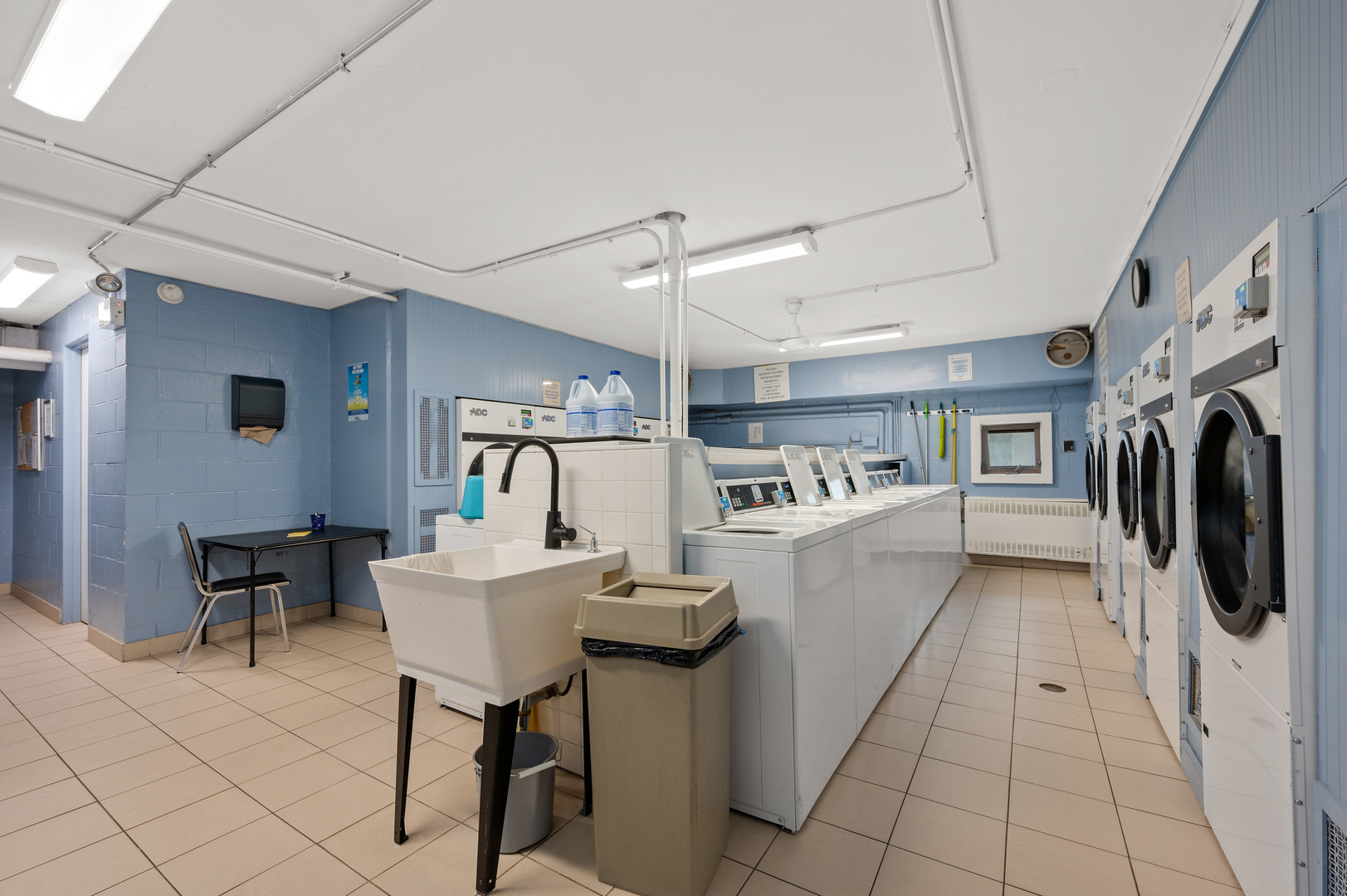 5855 North Sheridan Road, Unit 10G Chicago, IL 60660 - Photo 21 of 31 a view of a kitchen with furniture and a kitchen