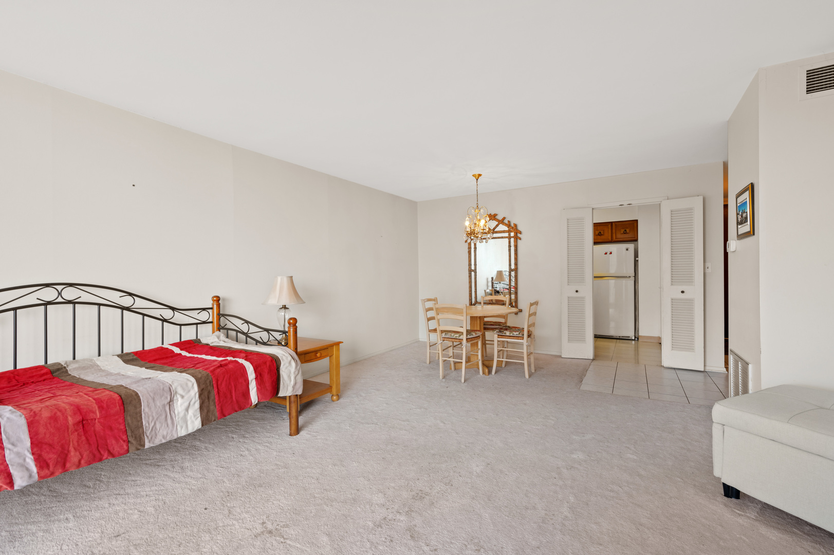 5855 North Sheridan Road, Unit 10G Chicago, IL 60660 - Photo 3 of 31 a living room with furniture