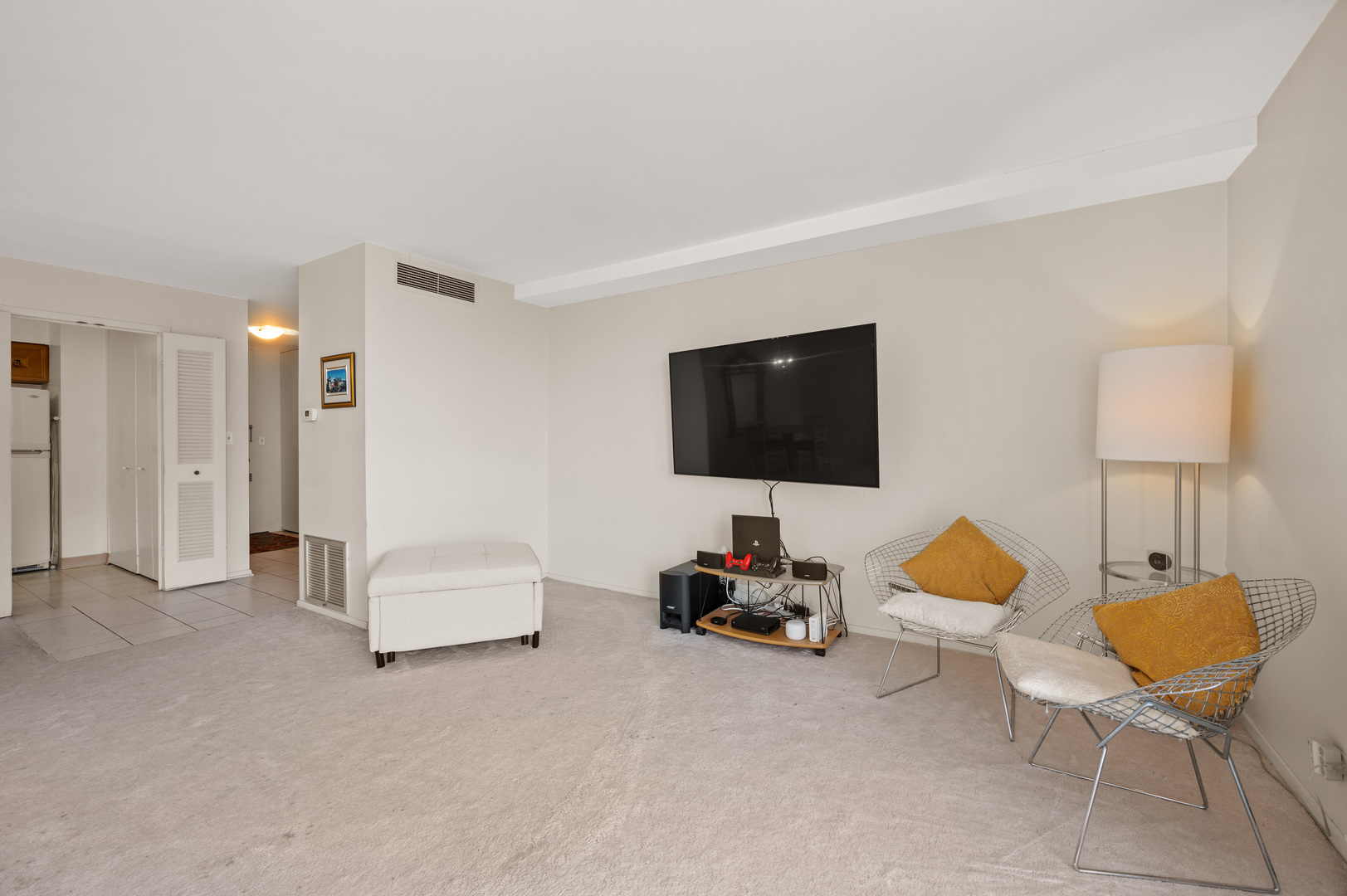 5855 North Sheridan Road, Unit 10G Chicago, IL 60660 - Photo 5 of 31 a bedroom with furniture and a lamp