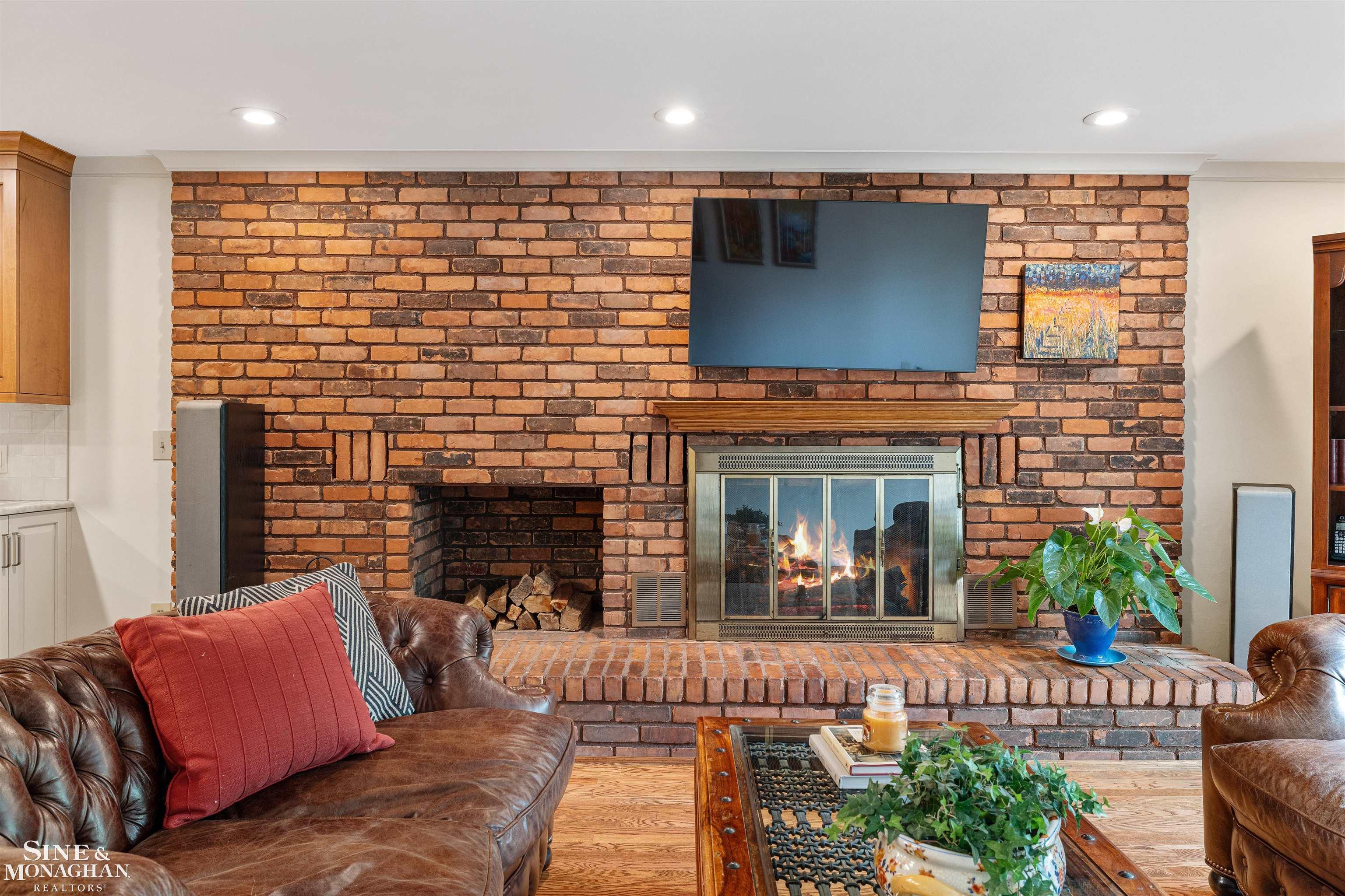 725 Fisher Road Grosse Pointe, MI 48230 - Photo 10 of 63 50211891-dac312c3-6be5-458a-a50d-10938e0cf130.JPG