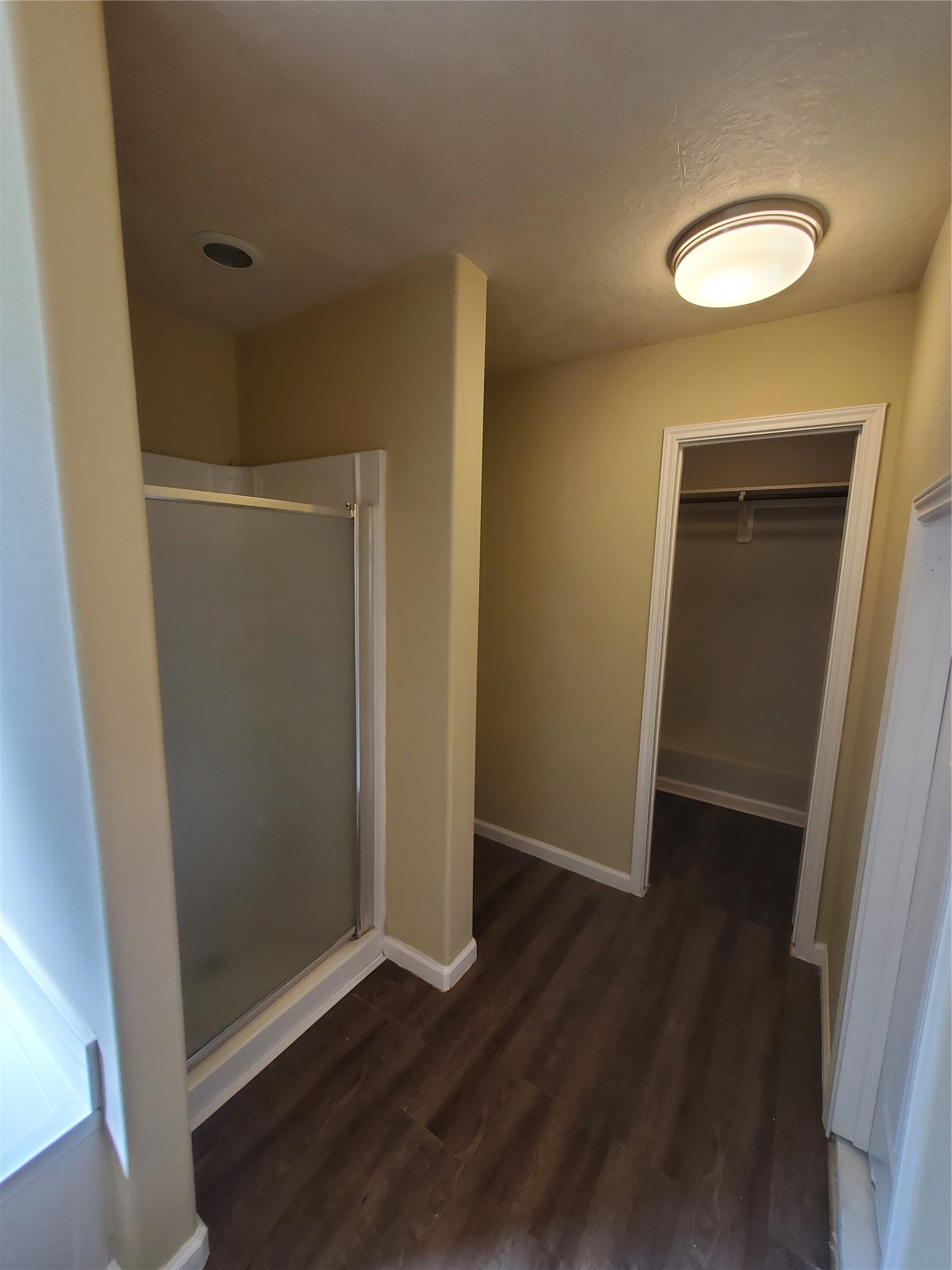 9342 Canady Park Lane Houston, TX 77075 - Photo 15 of 25 an empty room with wooden floor and closet