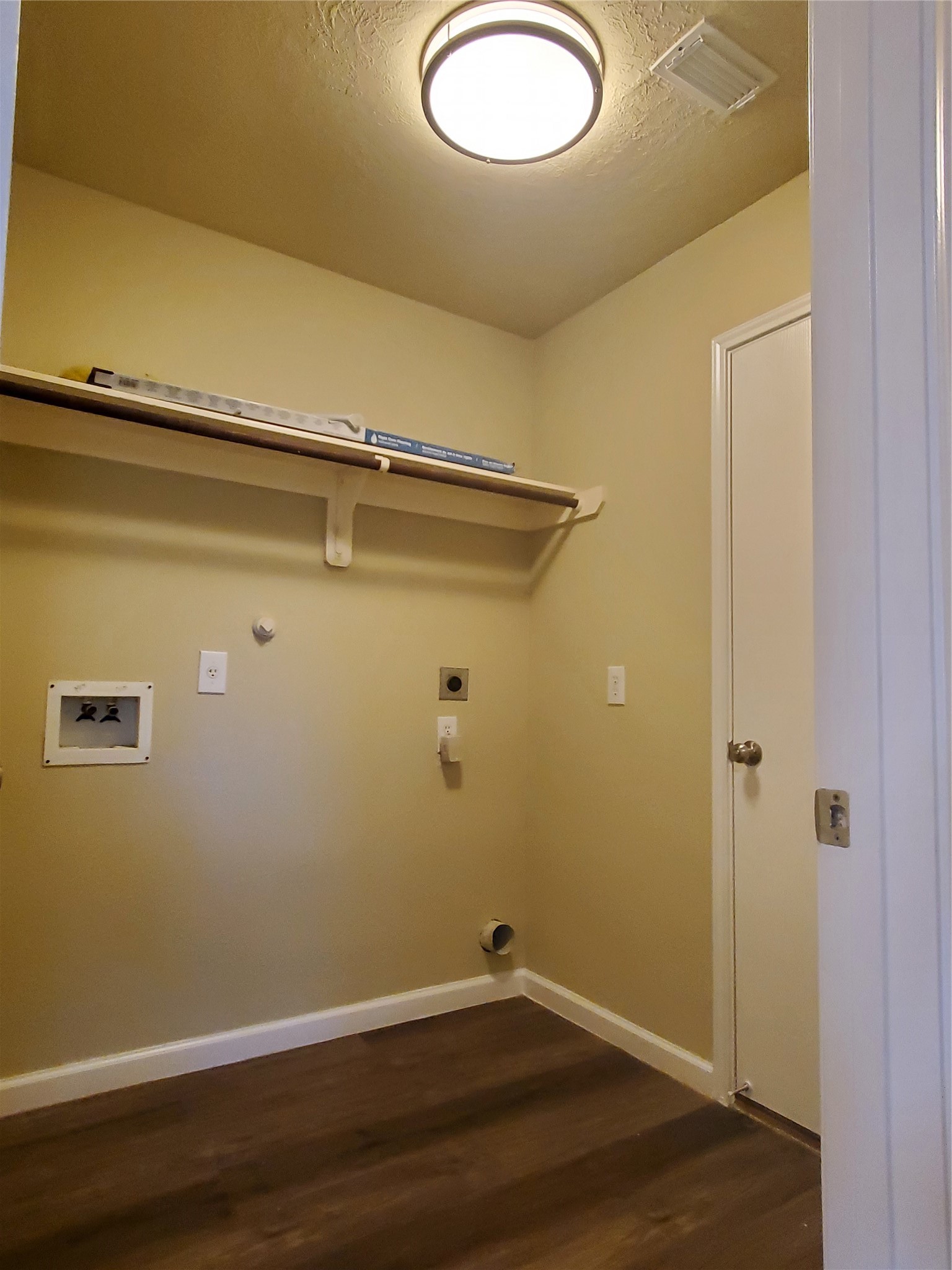 9342 Canady Park Lane Houston, TX 77075 - Photo 5 of 25 a view of a small space with wooden floor