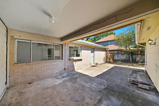 a view of a house with backyard and porch