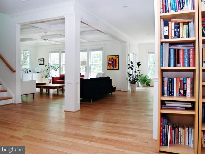 604 Kingsley Road Southwest Vienna, VA 22180 - Photo 3 of 44