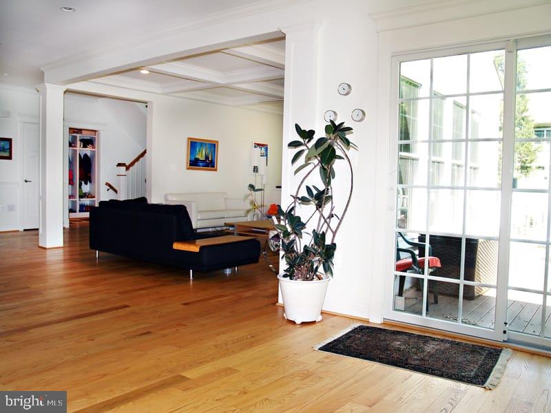 604 Kingsley Road Southwest Vienna, VA 22180 - Photo 9 of 44