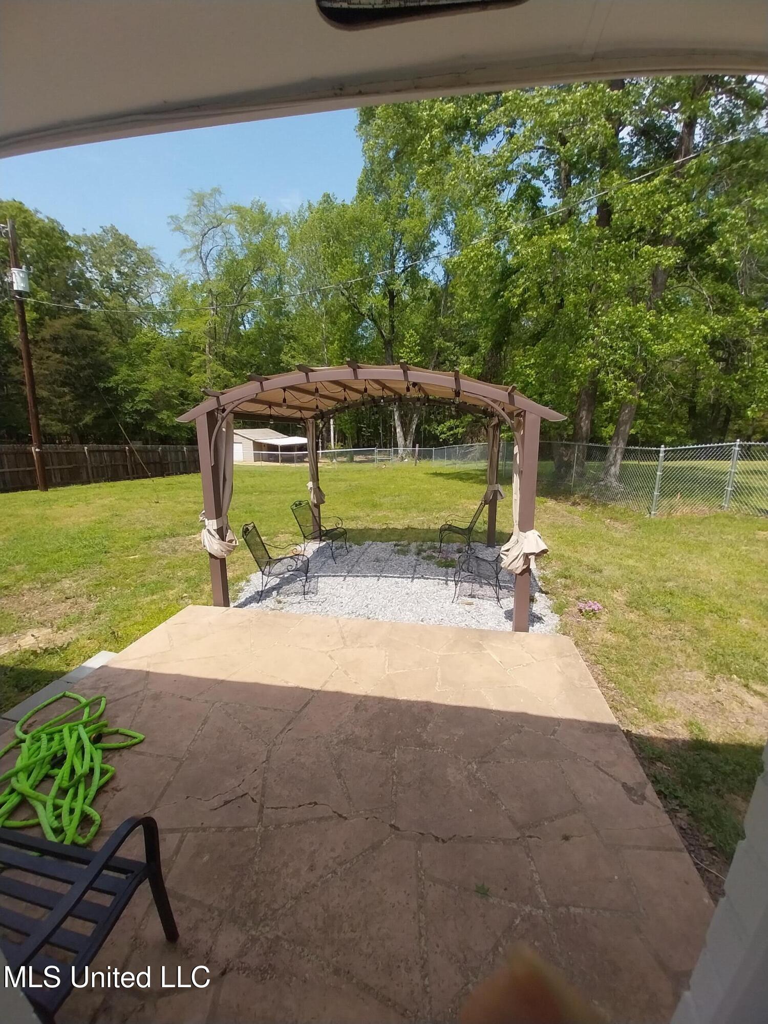 1524 Beersheba Road Columbus, MS 39702 - Photo 4 of 29 1524 Beersheba Pegola