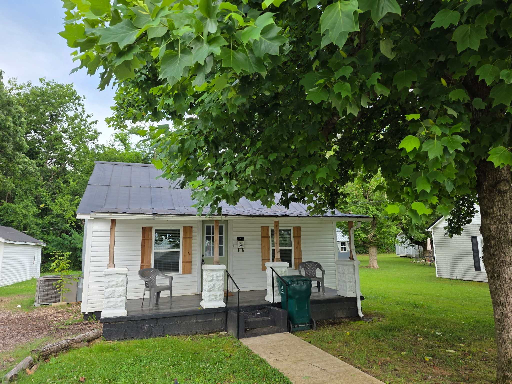 219 Cedar Street Hohenwald, TN 38462 - Photo 2 of 17