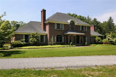 590 New Bedford Road Rochester, MA 02770 - Photo 1 of 20 a front view of a house with a garden