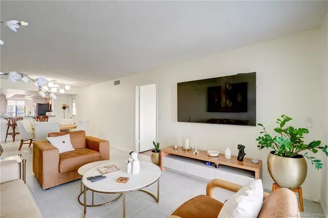 $599,000 | 10 Northeast Plantation Road, Unit 101, Stuart, FL 34996