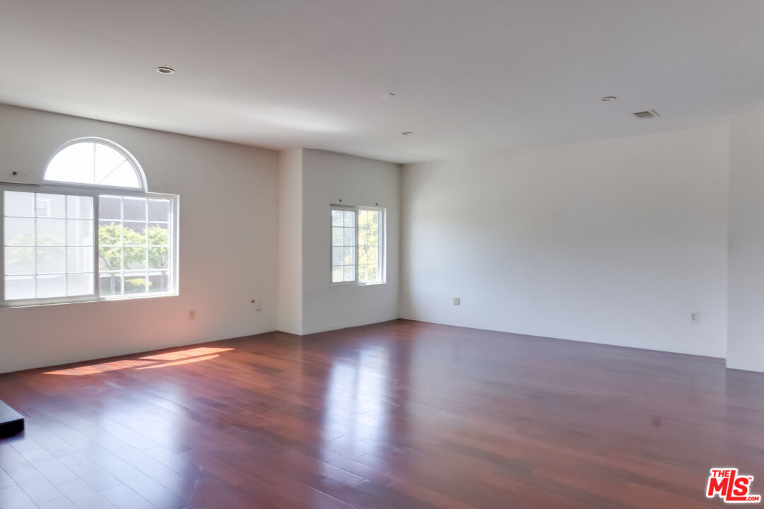 4336 Alla Road Los Angeles, CA 90066 - Photo 16 of 54 an empty room with wooden floor and windows