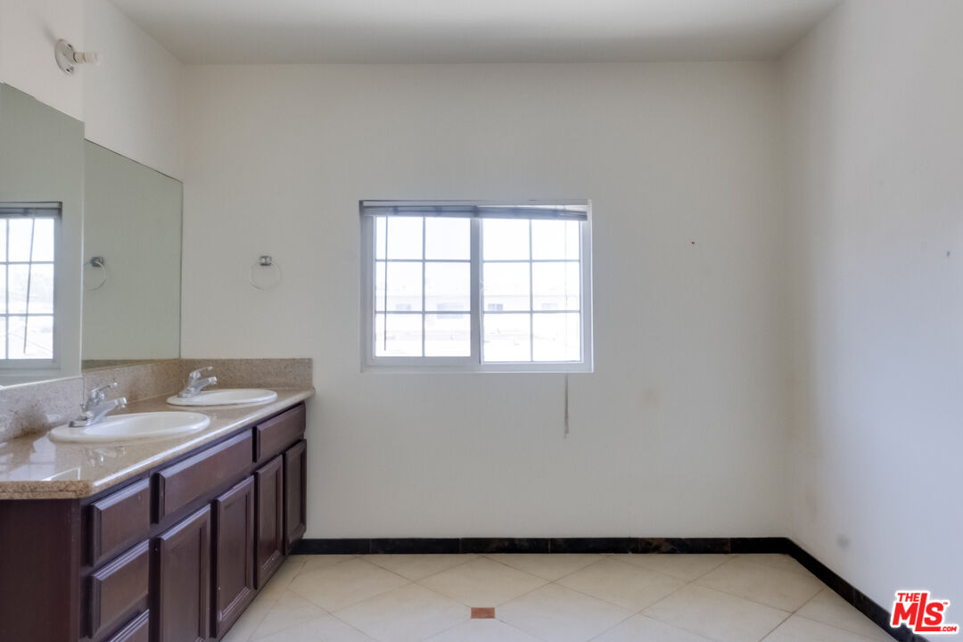4336 Alla Road Los Angeles, CA 90066 - Photo 21 of 54 a utility room with a sink