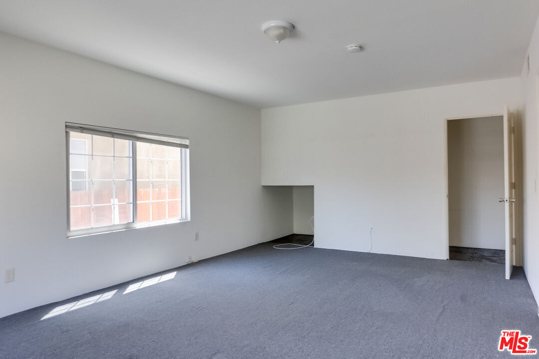 4336 Alla Road Los Angeles, CA 90066 - Photo 26 of 54 an empty room with a window