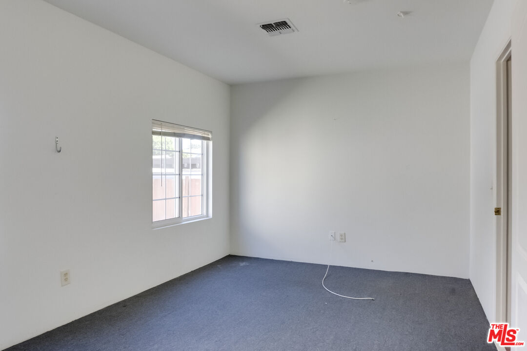 4336 Alla Road Los Angeles, CA 90066 - Photo 27 of 54 an empty room with a window
