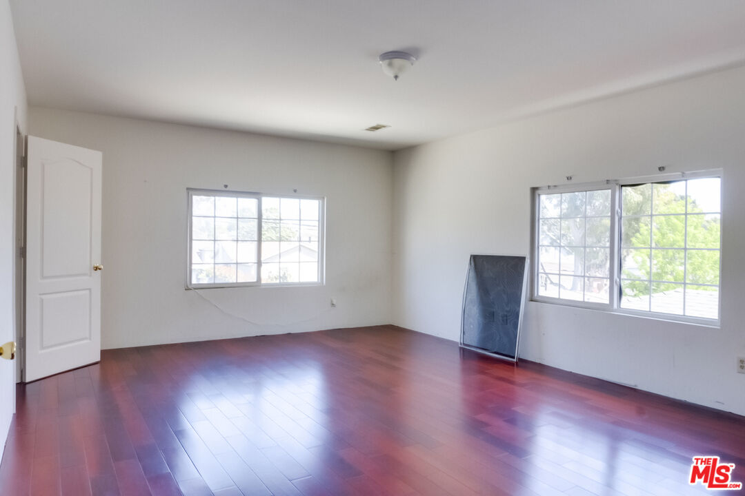 4336 Alla Road Los Angeles, CA 90066 - Photo 31 of 54 an empty room with wooden floor and windows