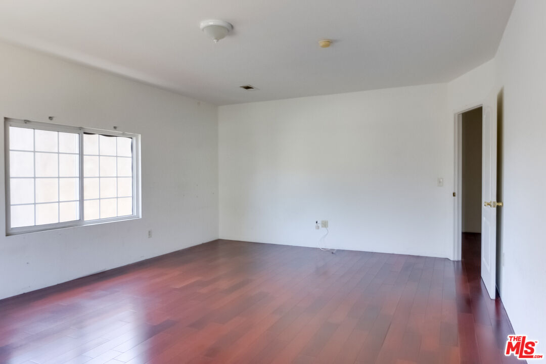 4336 Alla Road Los Angeles, CA 90066 - Photo 33 of 54 an empty room with wooden floor and windows
