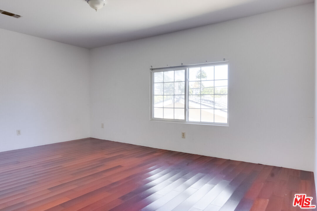 4336 Alla Road Los Angeles, CA 90066 - Photo 36 of 54 an empty room with wooden floor and window