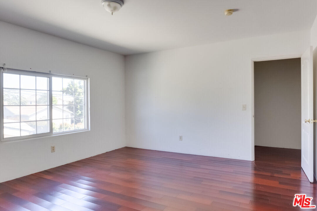 4336 Alla Road Los Angeles, CA 90066 - Photo 38 of 54 an empty room with wooden floor and windows