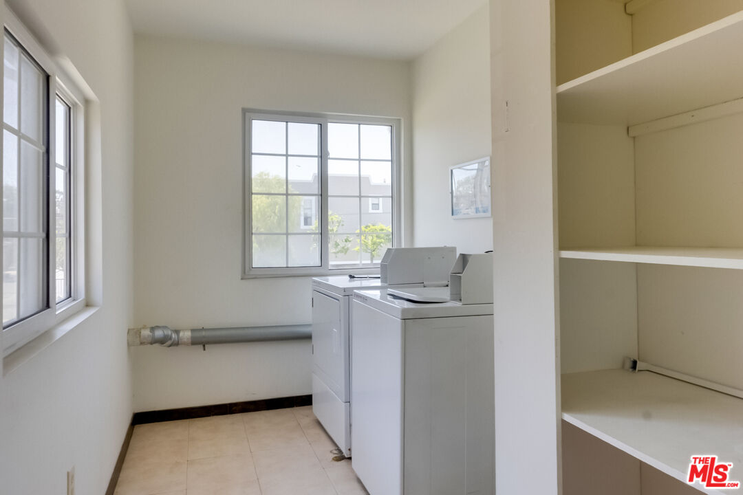 4336 Alla Road Los Angeles, CA 90066 - Photo 42 of 54 a room with a washer and dryer