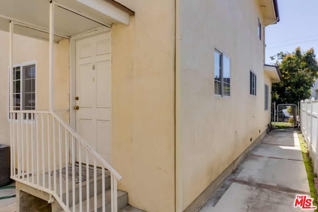 4336 Alla Road Los Angeles, CA 90066 - Photo 45 of 54 a view of a hallway with wooden floor and staircase