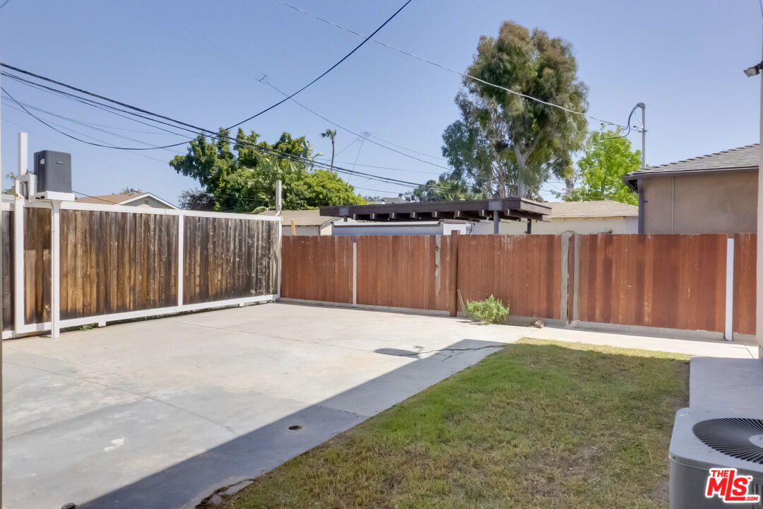 4336 Alla Road Los Angeles, CA 90066 - Photo 46 of 54 a backyard of a house with lots of green space and wooden fence