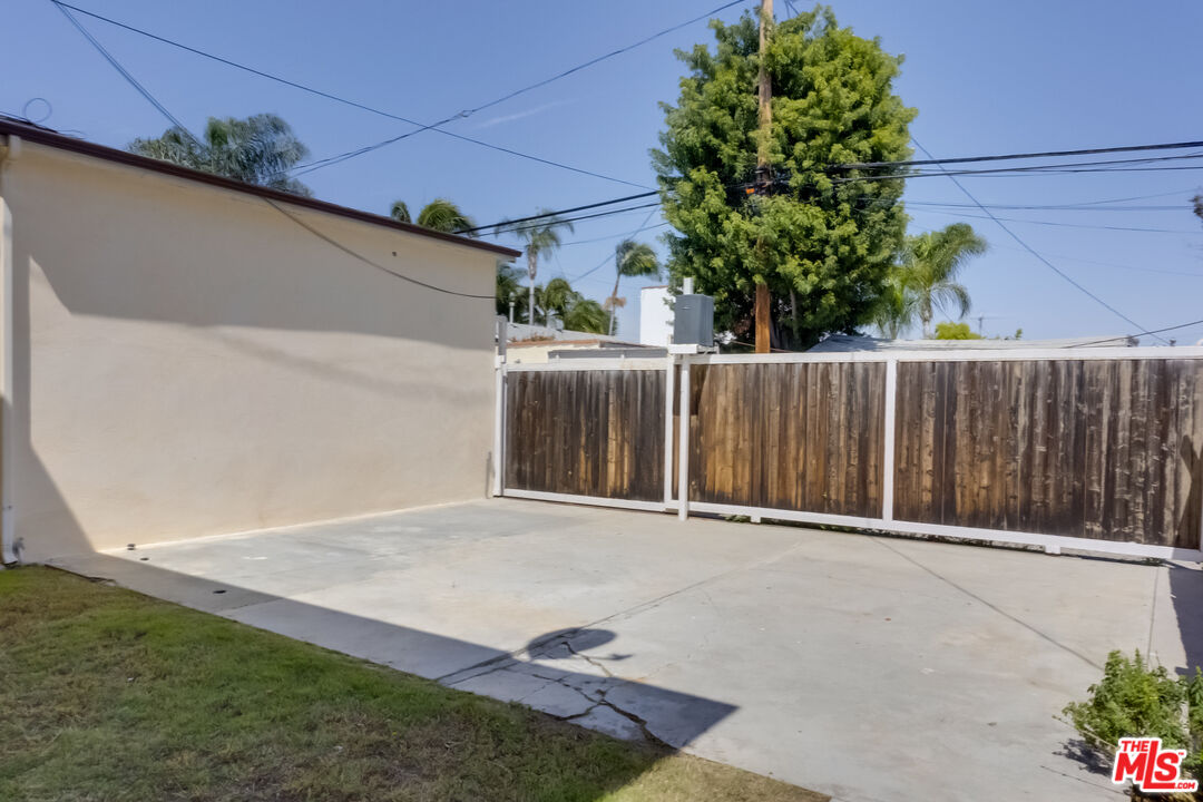 4336 Alla Road Los Angeles, CA 90066 - Photo 47 of 54 a backyard of a house