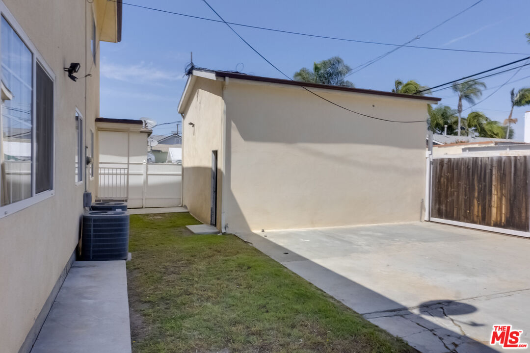 4336 Alla Road Los Angeles, CA 90066 - Photo 48 of 54 a backyard of a house