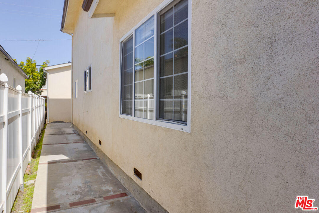 4336 Alla Road Los Angeles, CA 90066 - Photo 51 of 54 a view of entryway with a front door