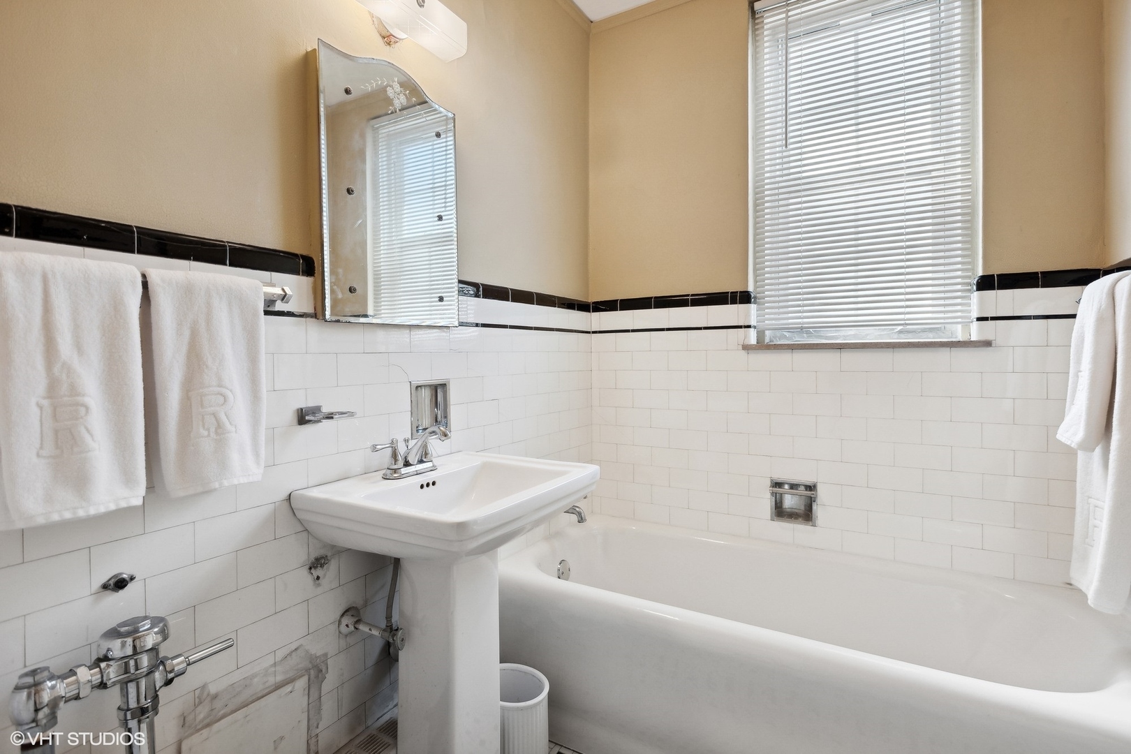 6101 North Sheridan Road, Unit 9D Chicago, IL 60660 - Photo 17 of 22 a bathroom with a sink a mirror and a bathtub