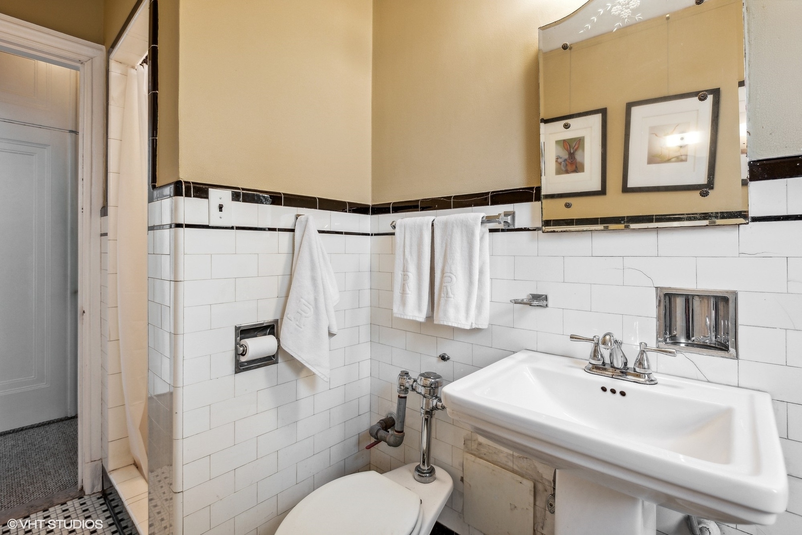 6101 North Sheridan Road, Unit 9D Chicago, IL 60660 - Photo 18 of 22 a bathroom with a sink toilet and mirror