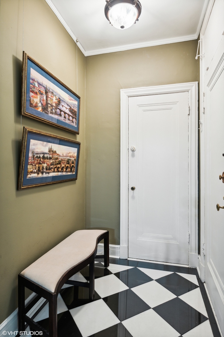 6101 North Sheridan Road, Unit 9D Chicago, IL 60660 - Photo 4 of 22 a view of a room with furniture and wooden floor