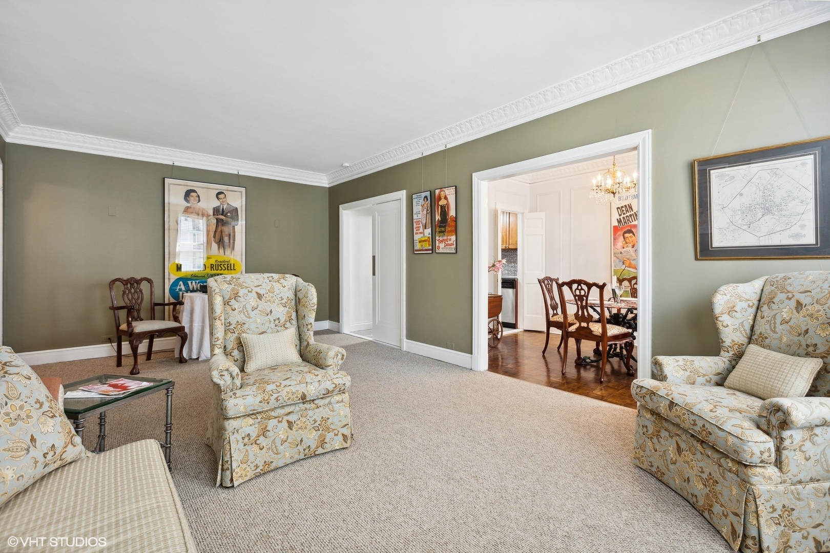 6101 North Sheridan Road, Unit 9D Chicago, IL 60660 - Photo 8 of 22 a living room with furniture and painting on the wall