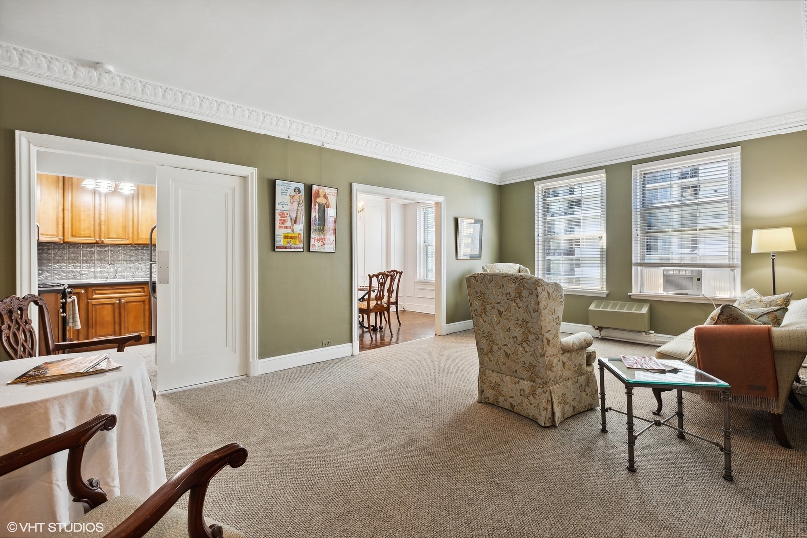 6101 North Sheridan Road, Unit 9D Chicago, IL 60660 - Photo 10 of 22 a living room with furniture and a flat screen tv