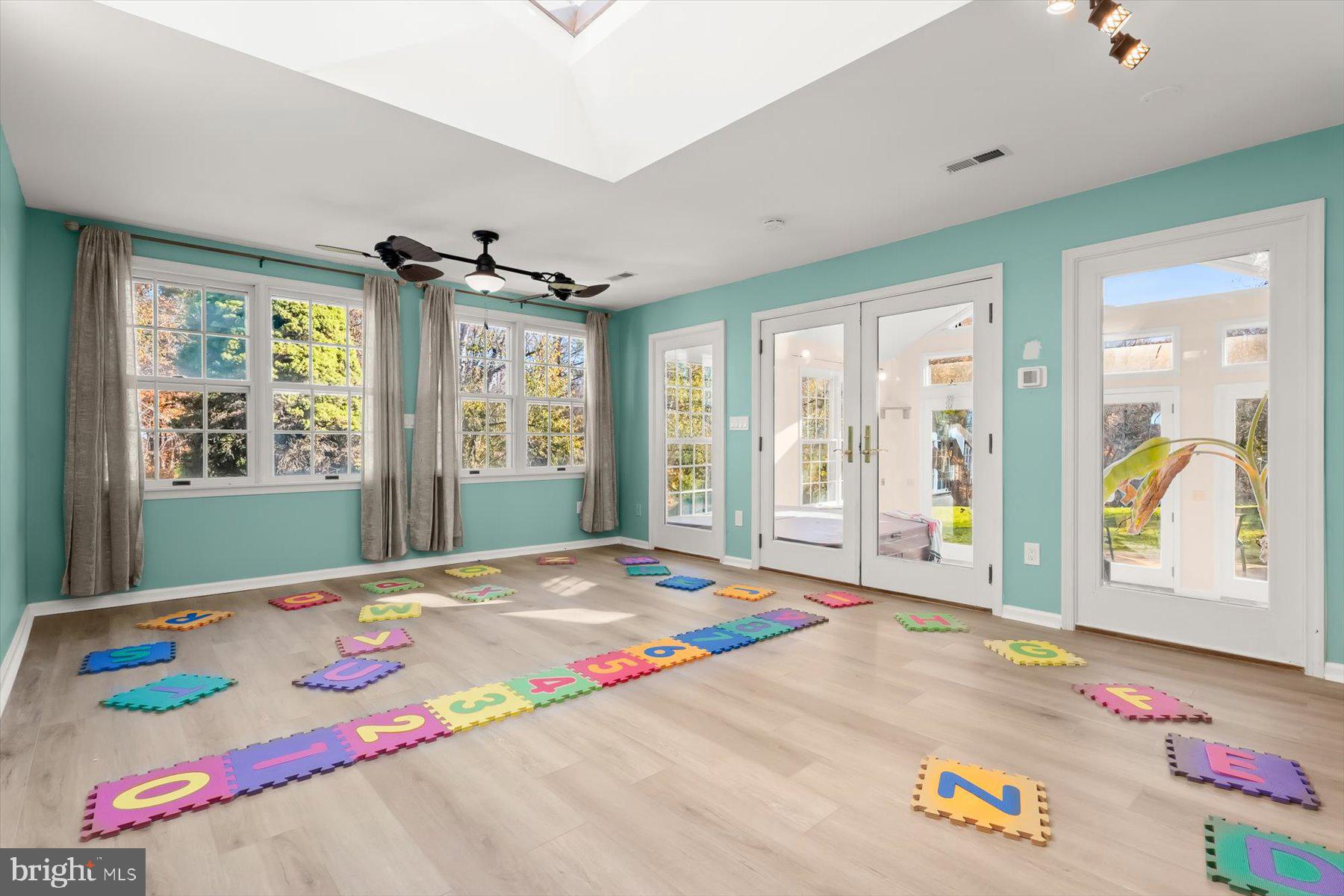 9600 Watkins Road Gaithersburg, MD 20882 - Photo 20 of 48 a bedroom with a bed and a large window