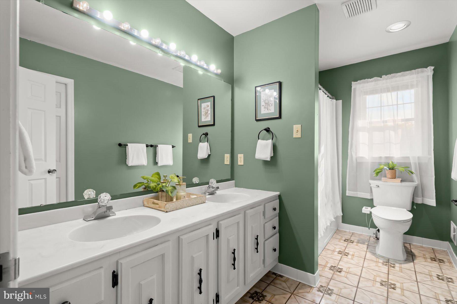 9600 Watkins Road Gaithersburg, MD 20882 - Photo 34 of 48 a bathroom with a double vanity sink toilet and a tub