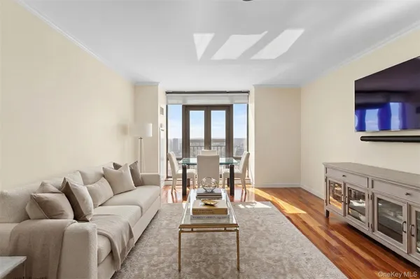 $863,000 | 10 City Place, Unit PH2C, White Plains, NY 10601