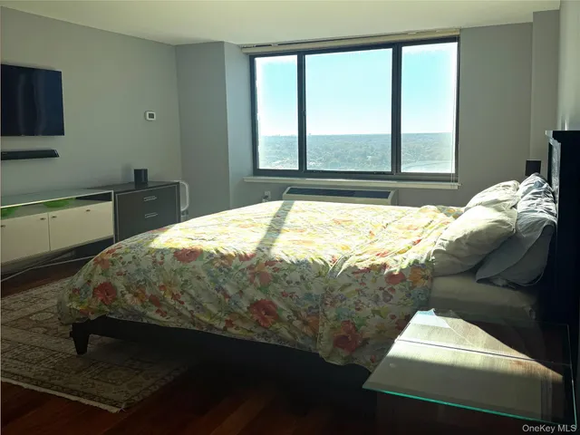 $899,900 | 10 City Place, Unit PH2C, White Plains, NY 10601