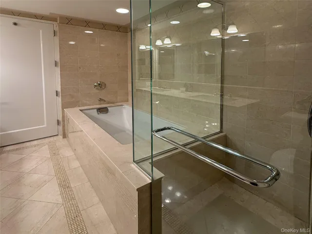 $899,900 | 10 City Place, Unit PH2C, White Plains, NY 10601