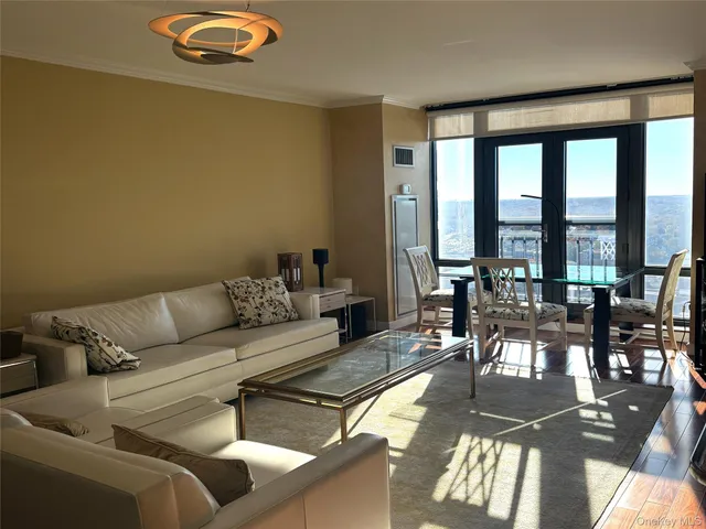 $899,900 | 10 City Place, Unit PH2C, White Plains, NY 10601