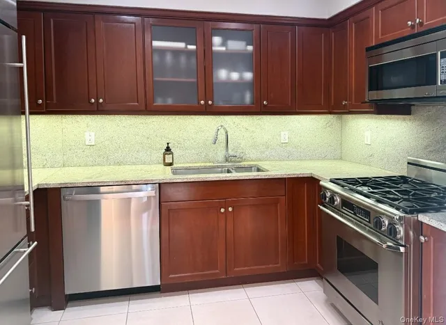 $863,000 | 10 City Place, Unit PH2C, White Plains, NY 10601