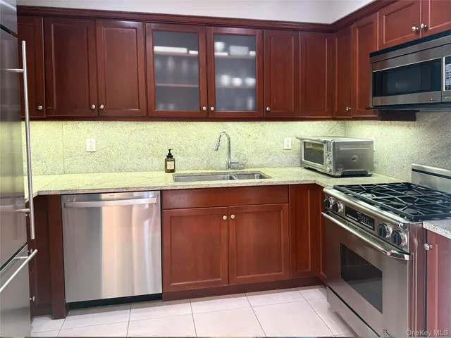 $899,900 | 10 City Place, Unit PH2C, White Plains, NY 10601