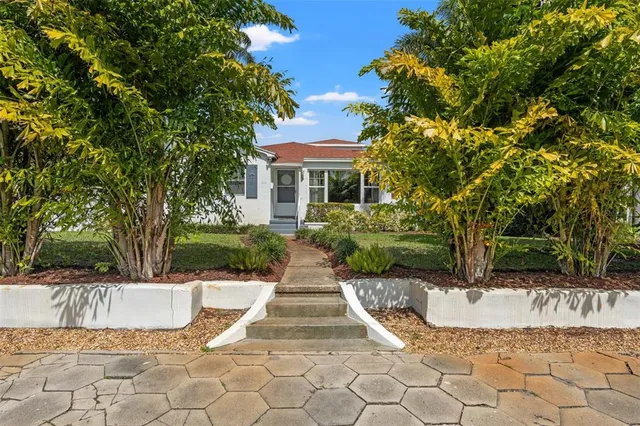 a view of a house with a yard