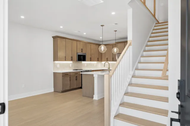 a view of entryway and kitchen